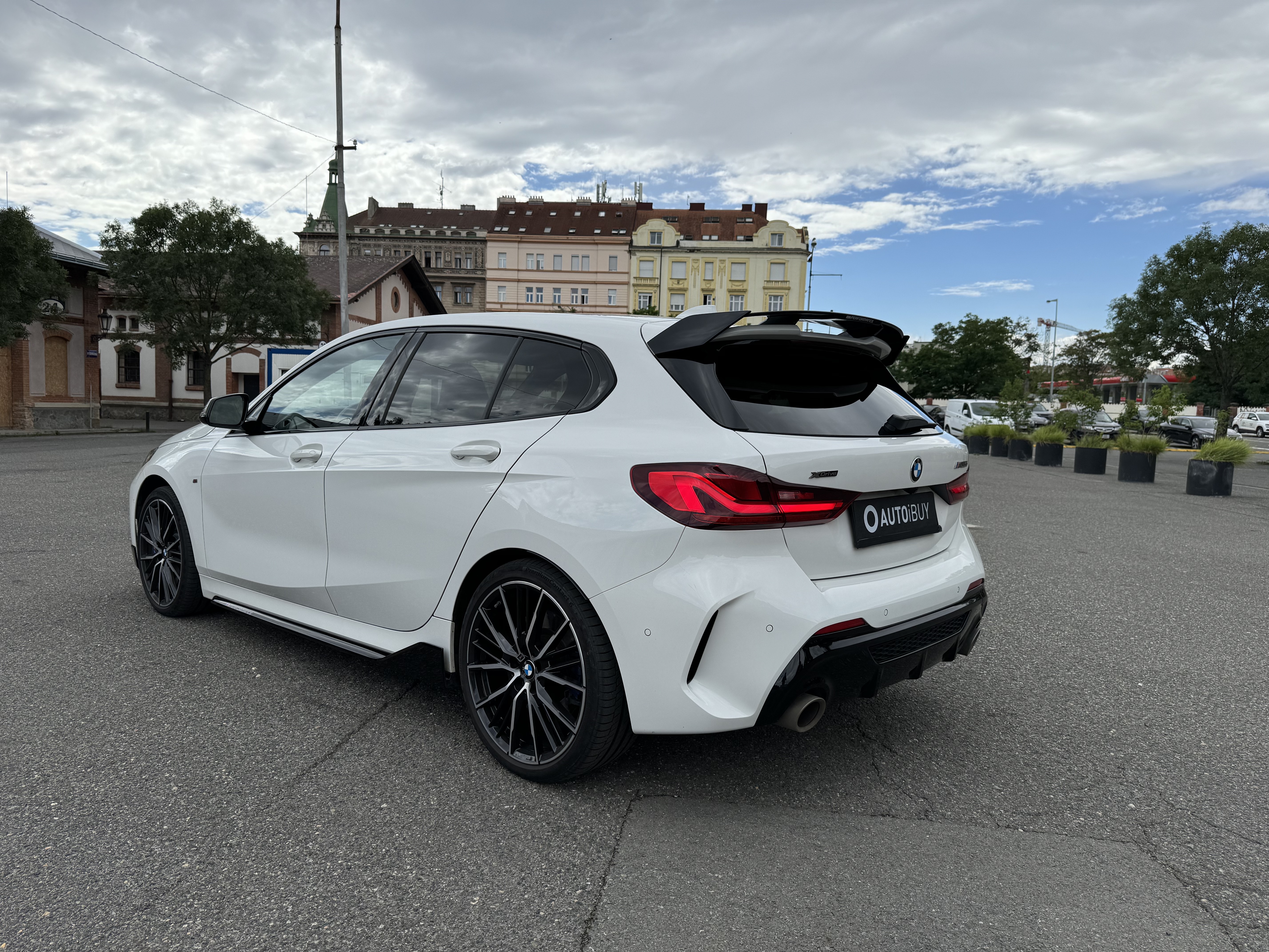 BWM M135i xDrive M Performance | super hot hatch | 300 koní | české ojeté auto | jedinečný vzhled | super výbava | skvělá cena | odpočet DPH | nákup online na AUTOiBUY.com